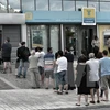 Người dân Hy Lạp xếp hàng chờ rút tiền tại máy rút tiền tự động ở Athens ngày 27/6. (Nguồn: AFP/ TTXVN)