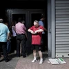 Người dân rút tiền tại một điểm máy rút tiền tự động ở thủ đô Athens, Hy Lạp, ngày 28/6. (Nguồn: AFP)