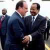 Tổng thống Pháp François Hollande (trái) và Tổng thống Cameroon Paul Biya. (Nguồn: AFP)
