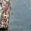 Người dân nhảy xuống hồ ở Geneva để tắm trong đợt nắng nóng kỷ luc. (Nguồn: Keystone)