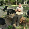 [Photo] Người đàn ông dũng cảm chơi đùa cùng những con gấu