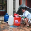 Người dân chắt chiu từng giọt nước để sử dụng cho nhu cầu ăn uống. (Nguồn: Bùi Trường Giang/Vietnam+)