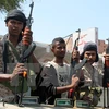 Binh sỹ Yemen và lực lượng vũ trang trung thành với Tổng thống Mansour Handi được triển khai ở gần sân bay Aden.. (Ảnh: AFP/TTXVN)