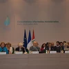 Bàn chủ tịch cuộc họp tham vấn không chính thức cấp bộ trưởng về khí hậu tổ chức ngày 20 và 21/7 tại Paris. (Ảnh: Bích Hà/Vietnam+)