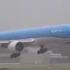 Máy bay lắc lư khi hạ cánh. (Nguồn: YouTube)