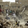 Người dân Yemen tìm kiếm người sống sót sau vụ oanh tạc ở thành cổ Sanaa ngày 12/6. (Nguồn: AFP/TTXVN)