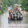 Lữ đoàn 147 điều động 2 xe lội nước đến đưa dân ra khỏi vùng ngập lụt. (Nguồn: Nguyễn Hoàng/Vietnam+)