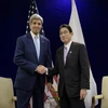 Ngoại trưởng Mỹ John Kerry (trái) trong cuộc gặp với Ngoại trưởng Nhật Bản Fumio Kishida. (Nguồn: AFP/TTXVN)