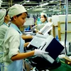 Lắp ráp sản phẩm tại Công ty Samsung Việt Nam, khu công nghiệp Yên Phong. (Ảnh: Thái Hùng/TTXVN)