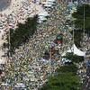 Hàng nghìn người tham gia biểu tình ở bãi biển Copacabana. (Nguồn: Getty)