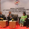 Bộ trưởng Bộ Thương mại quốc tế và Công nghiệp Malaysia Mustapa Mohamed (thứ 2 từ trái) tại cuộc họp báo. (Ảnh: Kim Dung-Chí Giáp/Vietnam+)