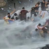 Lực lượng an ninh dùng vòi rồng giải tán người biểu tình ở Liban. (Nguồn: bbc)