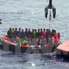 Những người di cư bất hợp pháp trên biển Địa Trung Hải ngoài khơi Libya ngày 5/8. (Nguồn: AFP/TTXVN)