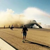 Chiếc máy bay bốc cháy trên đường băng. (Nguồn: Guardian) 