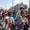 Người di cư đi bộ tới Áo từ nhà ga Keleti ở Budapest, Hungary ngày 4/9. (Nguồn: THX/TTXVN)