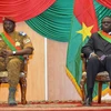 Tổng thống Burkina Faso Michel Kafando (phải) và Thủ tướng Isaac Zida. (Nguồn: AFP)