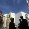 Công nhân Iran đứng trước một nhà máy điện hạt nhân. (Ảnh: Reuters)