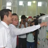 Chủ tịch Ủy ban Nhân dân tỉnh Thái Bình Nguyễn Hồng Diên (trái) và Tổng Giám đốc công ty Giống cây trồng Thái Bình Trần Mạnh Báo bấm nút vận hành tổ máy. (Ảnh: Thu Hoài/TTXVN)
