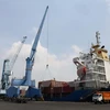 Bốc xếp container hàng xuất khẩu tại Cảng Sài Gòn. (Ảnh: Thanh Vũ/TTXVN)