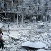 Cảnh đổ nát sau một vụ không kích ở Al-Shaar, Aleppo ngày 17/9. (Nguồn: Reuter/TTXVN)