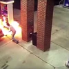 Ngọn lửa làm hư hại cây xăng. (Nguồn: YouTube)