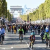 Người dân tận hưởng “Ngày không xe hơi” tại Paris trên Đại lộ Champs-Elysées (Nguồn: Báo Pháp) 