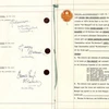 Bản hợp đồng khởi nghiệp có đầy đủ chữ ký của các thành viên The Beatles. (Ảnh: Mirror)