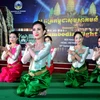 Một điệu múa cổ điển truyền thống do Bộ Du lịch Campuchia trình diễn. (Ảnh: An Hiếu/TTXVN)