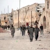 Quân chính phủ Syria tuần xung quanh trại Hanano sau vụ tấn công ngày 17/4. (Nguồn: AFP/TTXVN) 