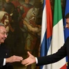 Chủ tịch Cuba Raul Castro (trái) và Thủ tướng Italy Matteo Renzi. (Nguồn: AFP)