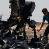 Bộ trưởng Giao thông Nga Maxim Sokolov điều tra tại hiện trường máy bay rơi ở Hassana, thành phố Arish (bắc Ai Cập) ngày 1/11. (Nguồn: THX/TTXVN) 