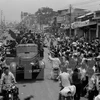 Nhân dân Sài Gòn đón chào quân Giải phóng. (Ảnh: Hứa Kiểm/TTXVN) 