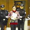 Bà Li bị cảnh sát áp giải ra tòa. (Nguồn: CCTV)