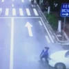 Chiếc xe ôtô đâm thẳng vào người phụ nữ. (Nguồn: CCTV)