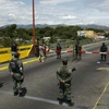 Binh sỹ Colombia và Venezuela đứng đối đầu tại cây cầu quốc tế Simon Bolivar. (Ảnh: Reuters)