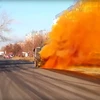 Những đám khói màu cam bốc ra từ xe bồn. (Nguồn: YouTube)