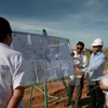 Đại diện Ban quản lý Dự án Điện hạt nhân Ninh Thuận giới thiệu mặt bằng thực hiện dự án. (Ảnh: Ngọc Hà/TTXVN)