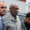 Diễn viên hài Bill Cosby bị áp giải tới tòa. (Nguồn: AFP)