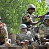 Binh sỹ Nigeria gác bên ngoài một hội nghị cấp cao bàn về chiến lược chống Boko Haram, tại thành phố Diffa ngày 3/9. (Nguồn: Reuter/TTXVN)
