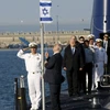 Thủ tướng Israel Benjamin Netanyahu thượng cờ trong buổi lễ nhận tàu ngầm. (Nguồn: Reuters)