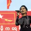 Chủ tịch Đảng NLD Aung San Suu Kyi phát biểu trong cuộc míttinh tại Yangon. (Ảnh: THX/TTXVN)