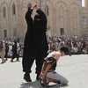 Ayham Hussein bị một thành viên IS chặt đầu. (Nguồn: Daily Mail)
