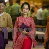 Bà Aung San Suu Kyi (giữa), lãnh đạo đảng Liên đoàn quốc gia vì dân chủ (NLD), sau khi tham dự phiên họp Hạ viện tại thủ đô ngày 1/2. (Ảnh: AFP/TTXVN)