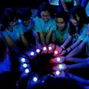 Các tình nguyện viên tại Nhà văn hóa Thanh niên Thành phố Hồ Chí Minh cùng chung tay Tắt điện 1 giờ tại chương trình. (Ảnh: An Hiếu/TTXVN)