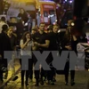 Một nạn nhân được giải cứu trong vụ tấn công ở Paris đêm 13/11. (Nguồn: TTXVN)