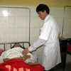 Các công nhân bị ngộ độc thực phẩm đang được theo dõi, chăm sóc, điều trị tích cực tại Bệnh viện Đa khoa tỉnh Bắc Giang. (Ảnh: Việt Hùng/TTXVN)