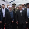 Thủ tướng Pakistan Nawaz Sharif (phải) đón Tổng thống Iran Hassan Rouhani tại căn cứ quân sự ở Rawalpindi. (Nguồn: AFP/TTXVN)