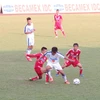Một trận đấu của Sanatech Khánh Hòa (áo đỏ) ở vòng bảng. (Ảnh: Tiên Minh/TTXVN)