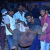 Chuyển người bị thương tại hiện trường vụ hỏa hoạn. (Nguồn: Hindustan Times/TTXVN)