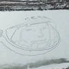 Khuôn mặt của Gagarin xuất hiện trên hồ băng. (Nguồn: YouTube) 